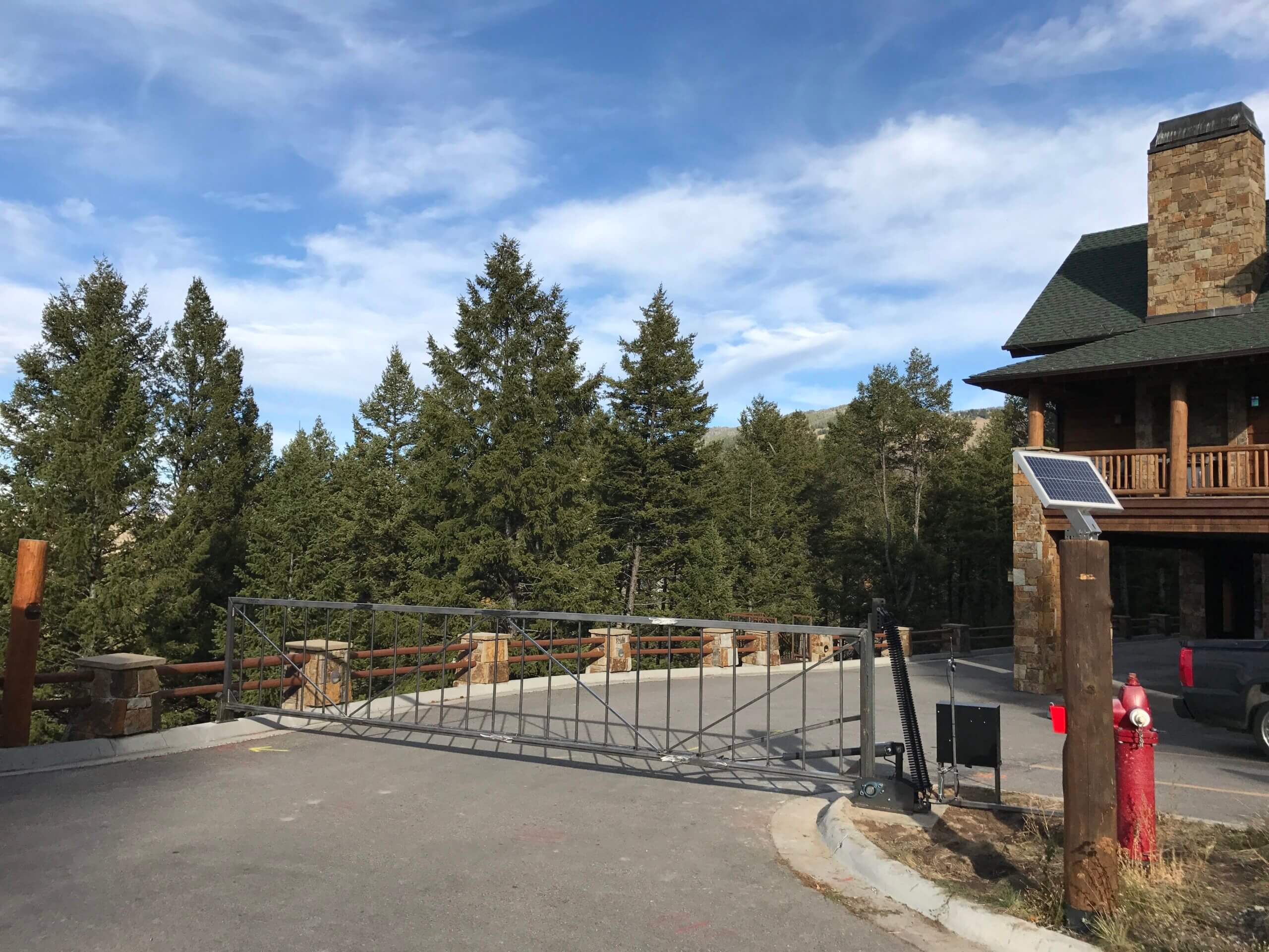 Vertical pivot gate at a mountain log home
